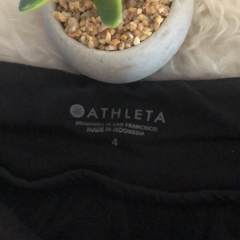 Athleta BLACK SHORTS Front zipping Slash Pockets Back Pockets 8.5”Inseam EUC - Picture 2 of 6